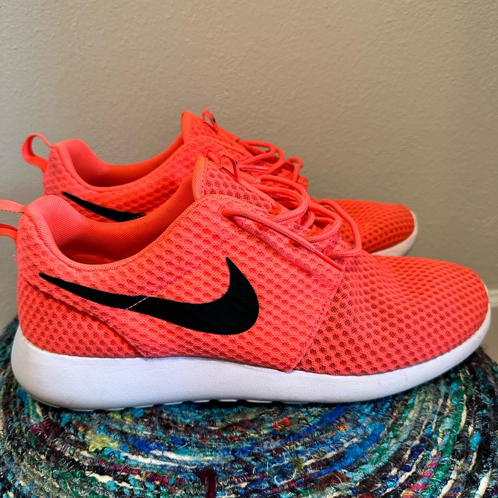 Men’s Nike coral running shoes, size 10.5